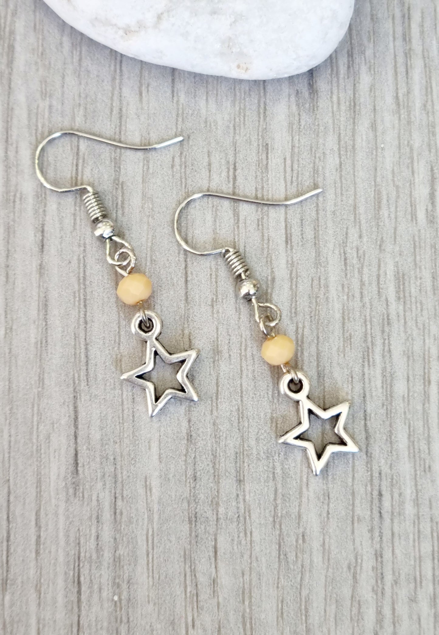 Pendientes de acero con cierre de gancho y colgante de estrella. Puedes elegir el modelo sencillo o personalizarlo con mini bolas de piedra natural o cristal facetado.