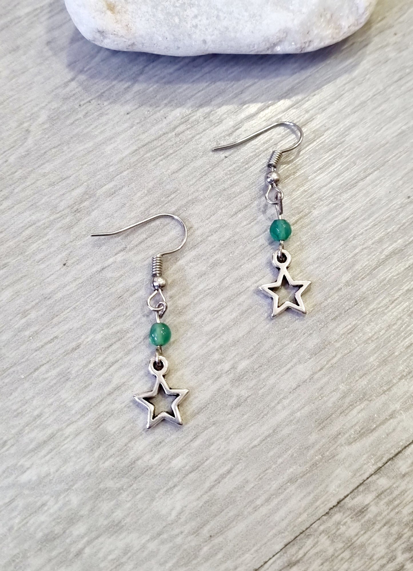 Pendientes de acero con cierre de gancho y colgante de estrella. Puedes elegir el modelo sencillo o personalizarlo con mini bolas de piedra natural o cristal facetado.
