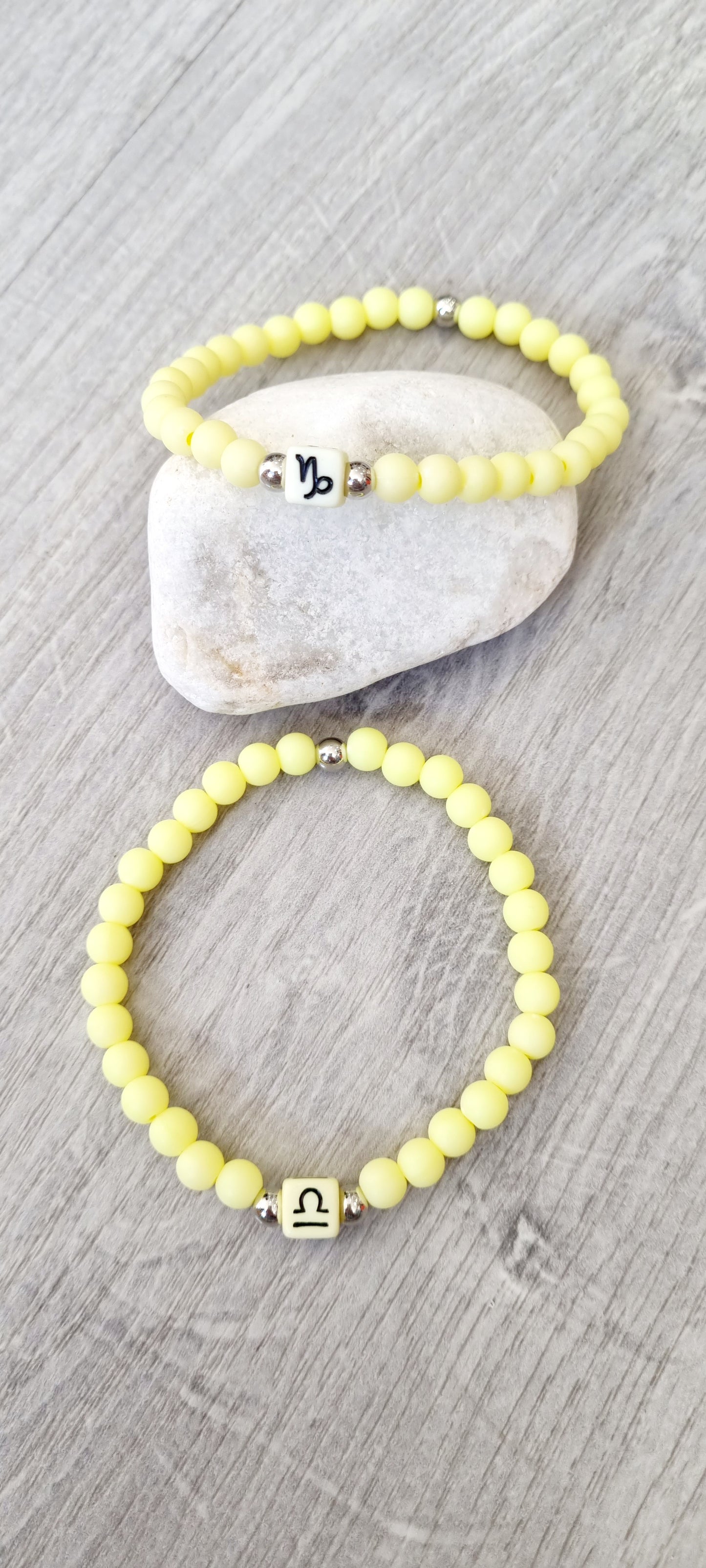 Pulsera elástica totalmente personalizable. Elije color y en comentarios cuéntame que horóscopo y medida necesitas. En menos de 1 semana tendrás tu pulsera en casa.