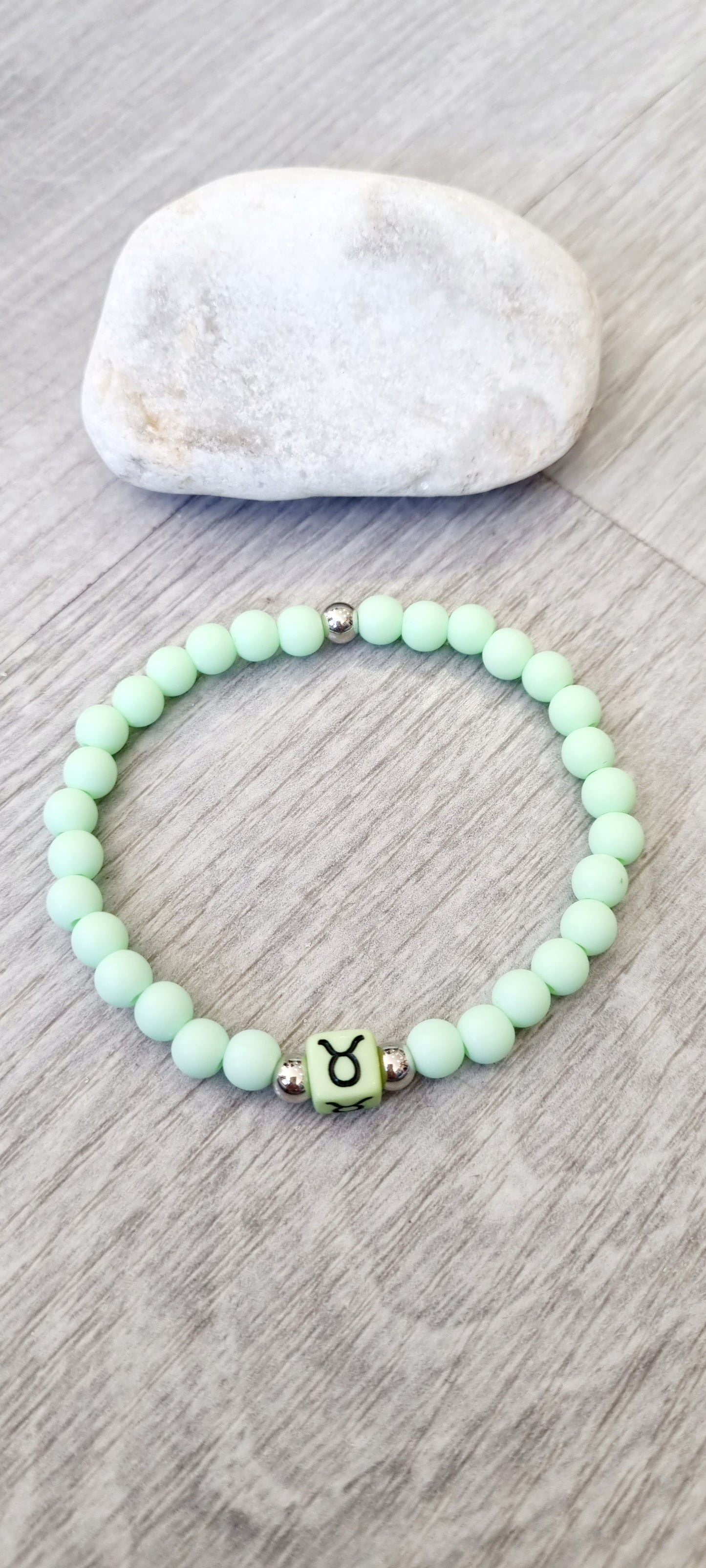 Pulsera elástica totalmente personalizable. Elije color y en comentarios cuéntame que horóscopo y medida necesitas. En menos de 1 semana tendrás tu pulsera en casa.