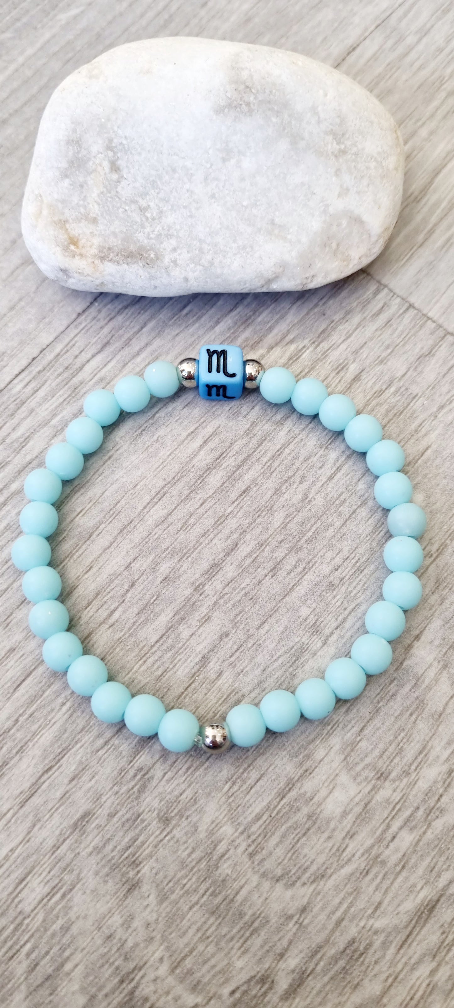 Pulsera elástica totalmente personalizable. Elije color y en comentarios cuéntame que horóscopo y medida necesitas. En menos de 1 semana tendrás tu pulsera en casa.