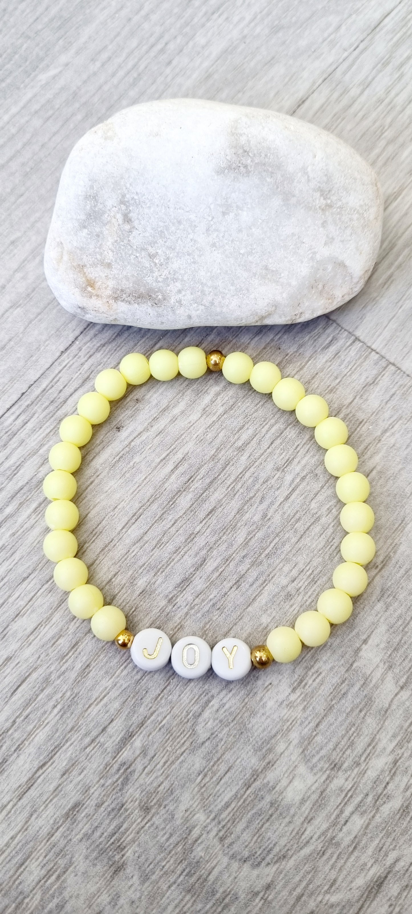Pulsera elástica totalmente personalizable. Elije color de las bolas, si prefieres las letras en dorado o en plateado, cuéntame cuál es tu palabra favorita, dime la medida que necesitas y en menos de una semana tendrás tu pulsera en casa.