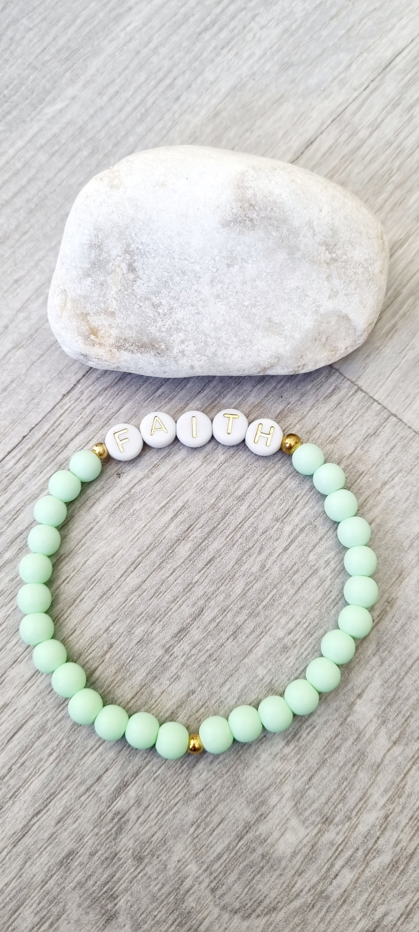 Pulsera elástica totalmente personalizable. Elije color de las bolas, si prefieres las letras en dorado o en plateado, cuéntame cuál es tu palabra favorita, dime la medida que necesitas y en menos de una semana tendrás tu pulsera en casa.