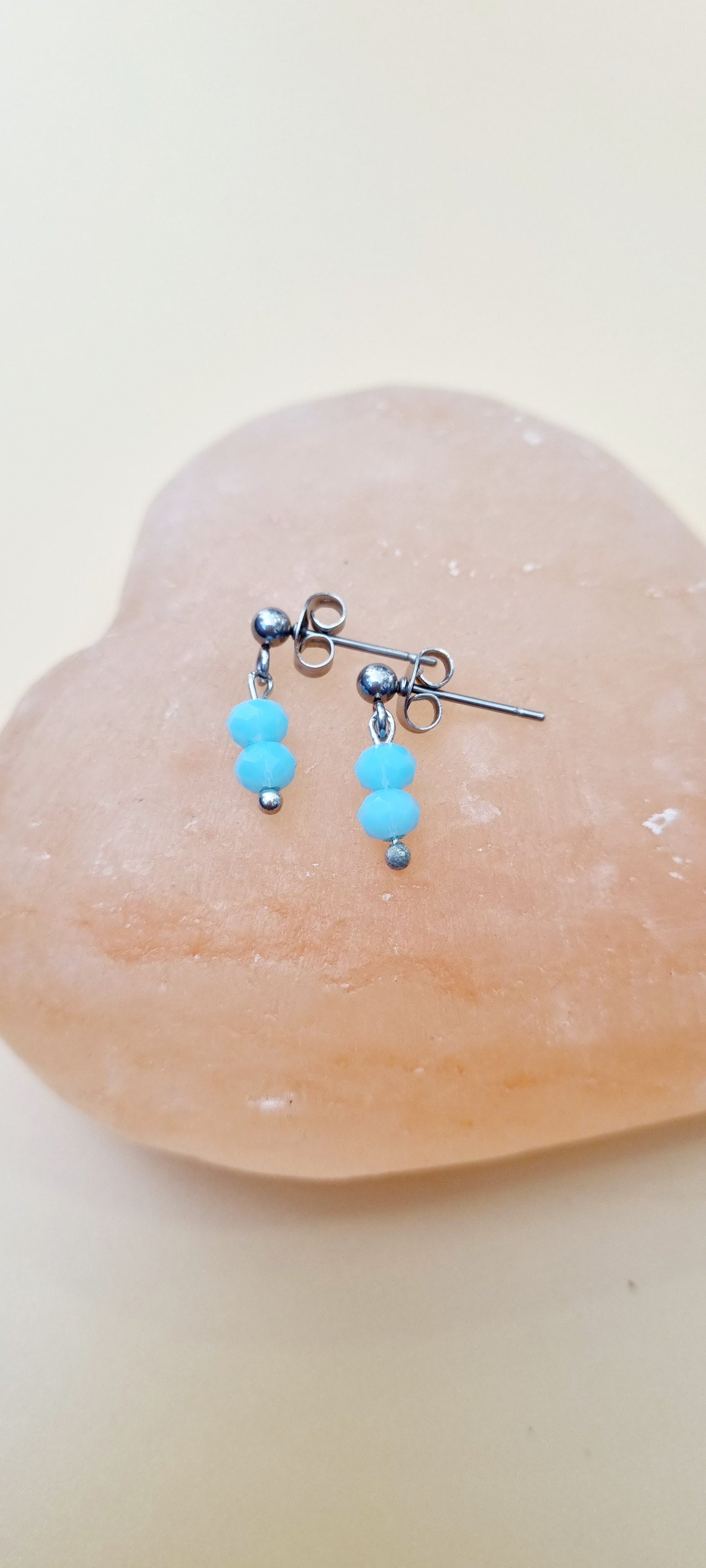 Pendientes de acero con mini bolas de piedra natural o cristal facetado y cierre de mariposa.