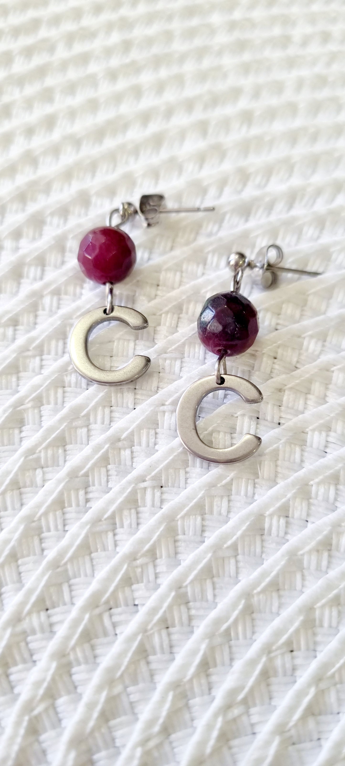 Pendientes de acero con inicial, bola facetada de piedra natural y cierre de mariposa. Totalmente personalizable. Elige tu piedra y tu inicial.