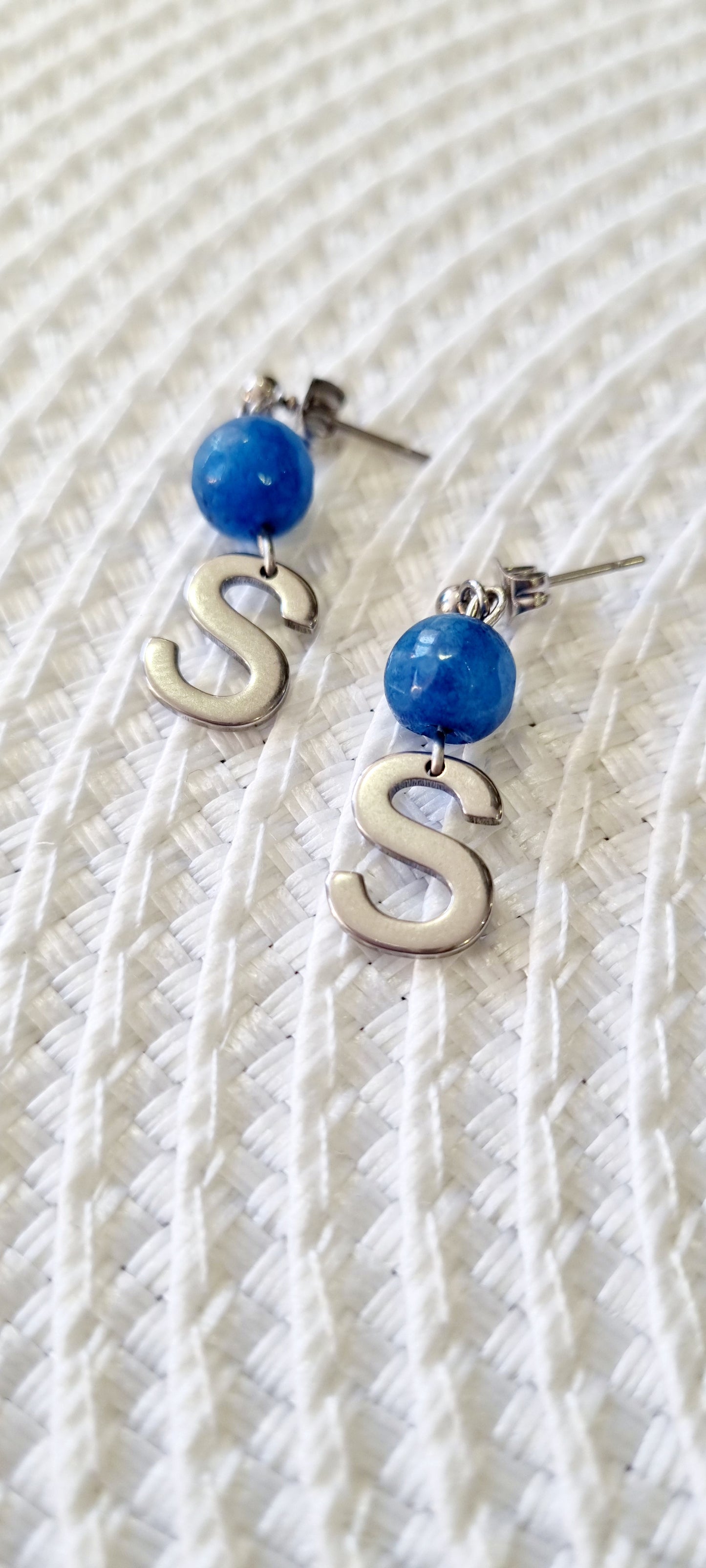 Pendientes de acero con inicial, bola facetada de piedra natural y cierre de mariposa.  Totalmente personalizable. Elige tu piedra y tu inicial.