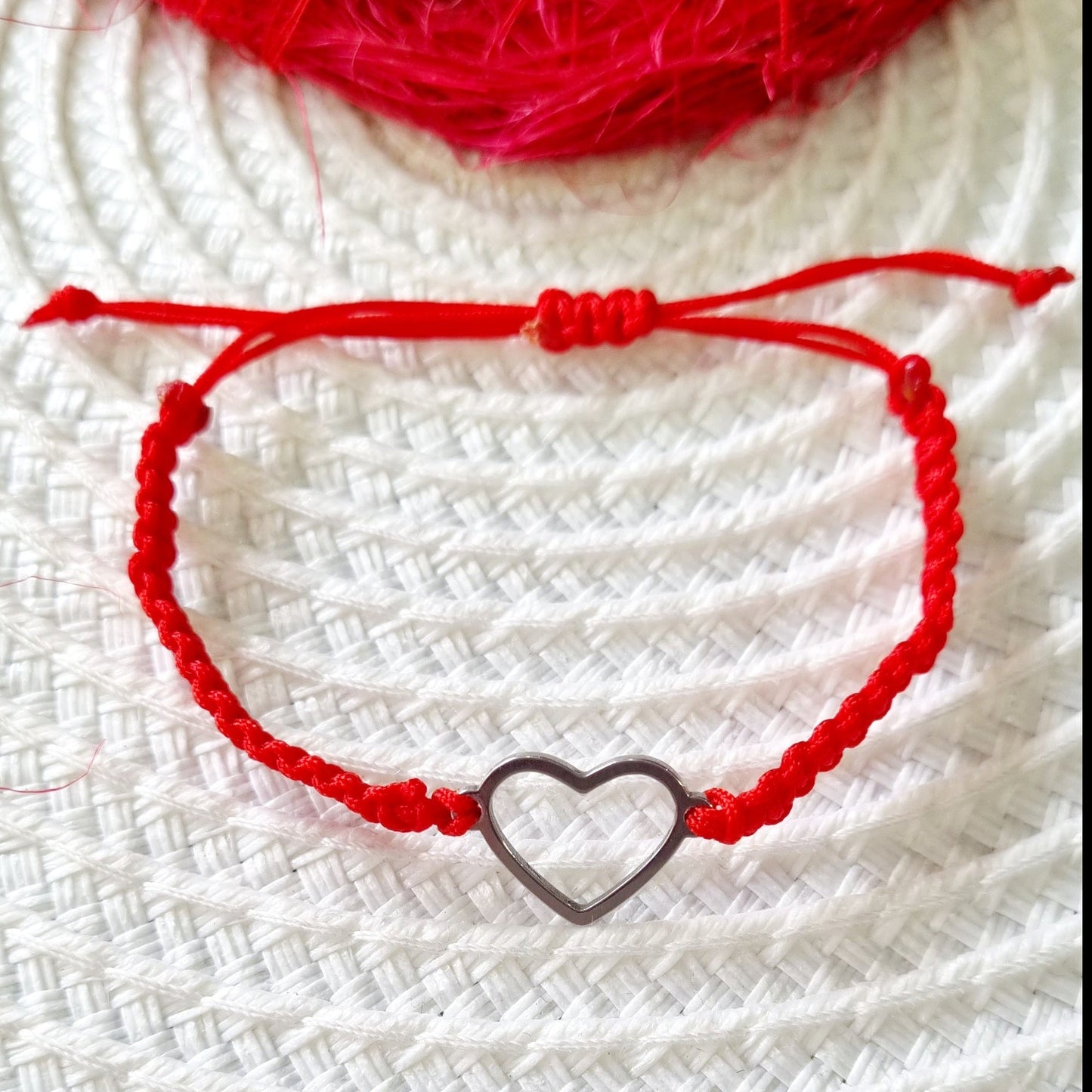 Pulsera ajustable de macramé con corazón de acero