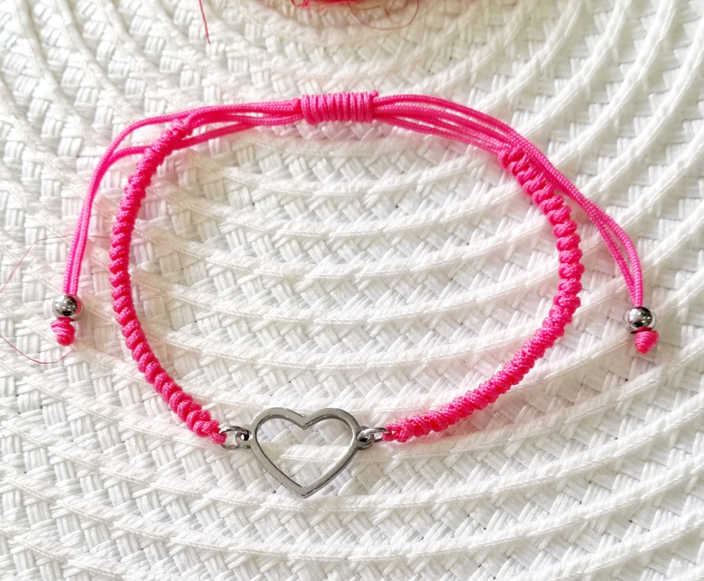Pulsera ajustable de macramé con corazón de acero