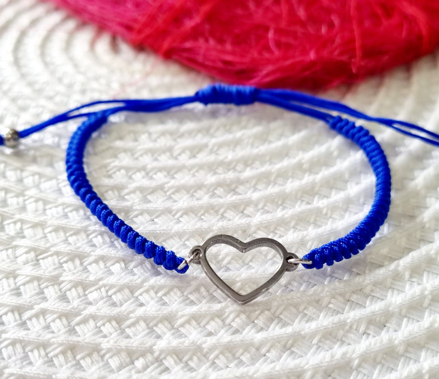 Pulsera ajustable de macramé con corazón de acero