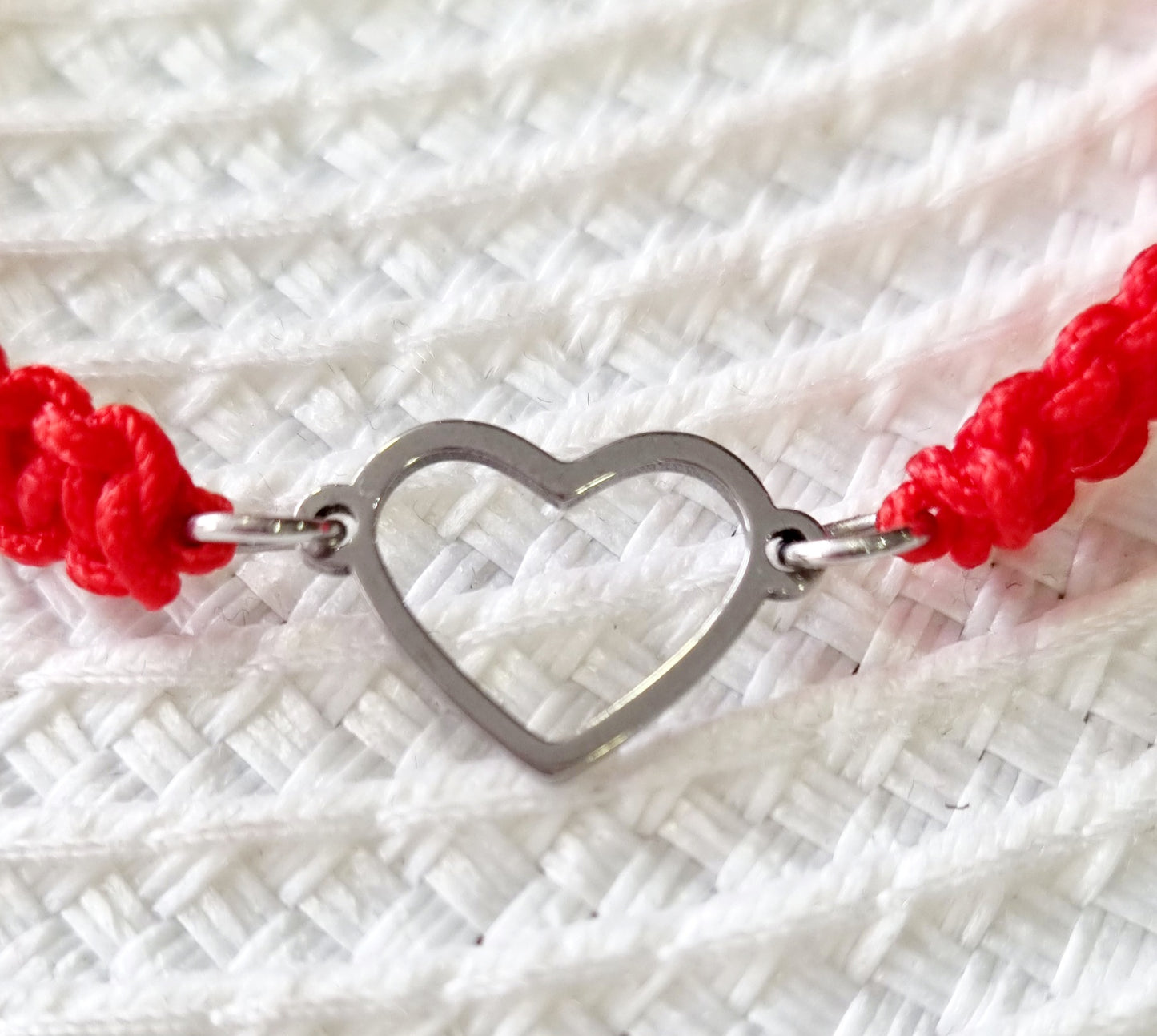 Pulsera ajustable de macramé con corazón de acero