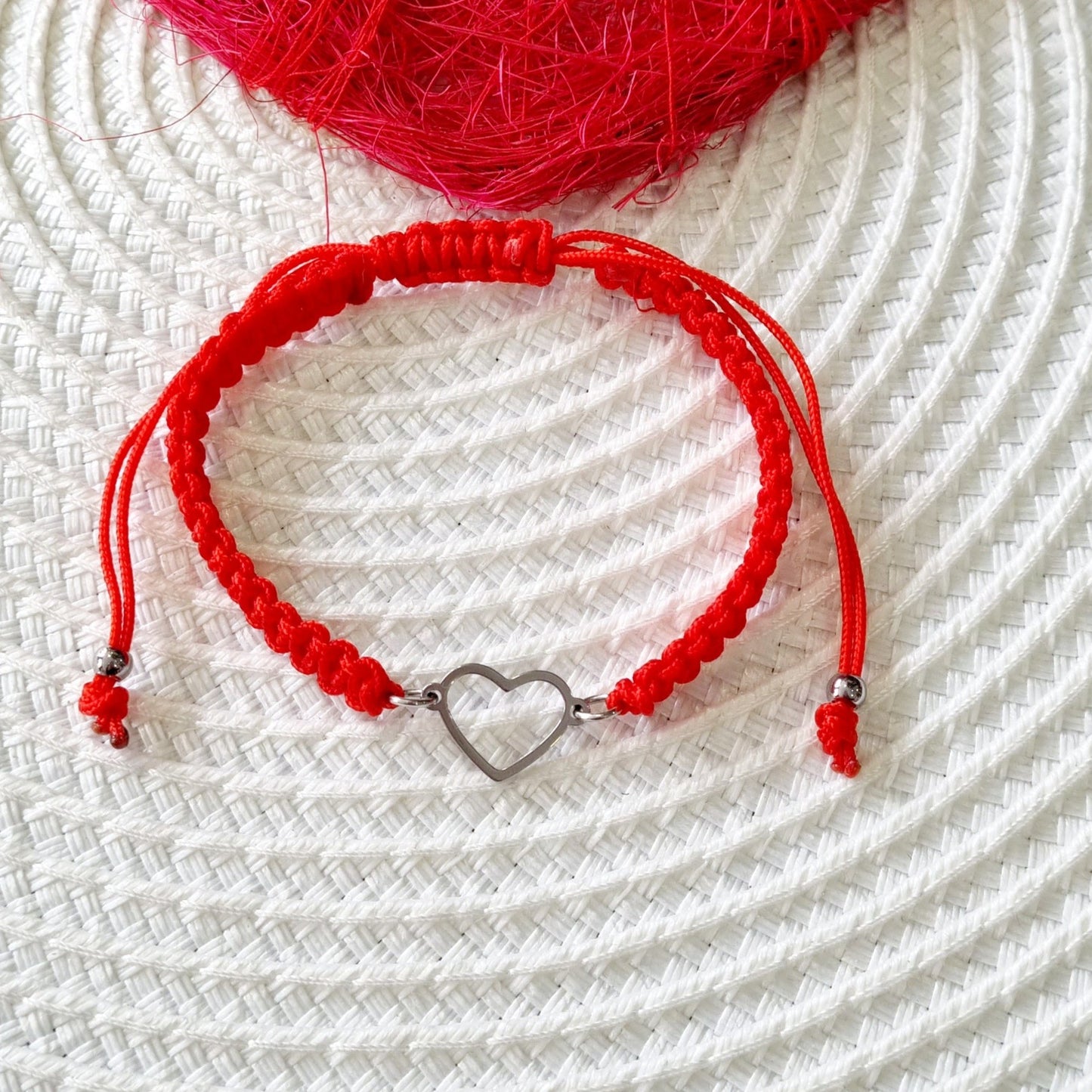 Pulsera ajustable de macramé con corazón de acero