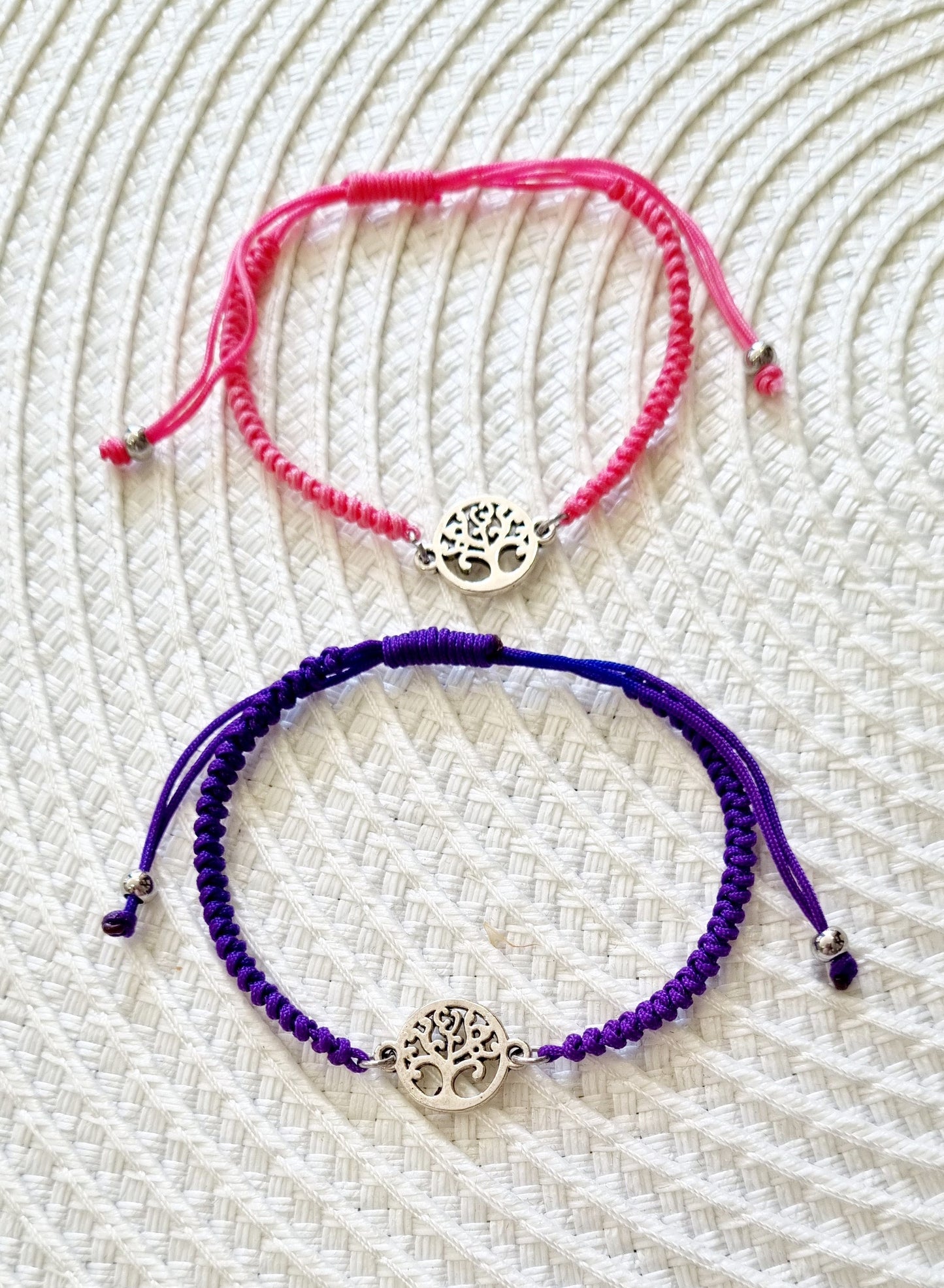 Pulsera de macramé redondo ajustable y árbol de la vida de acero.