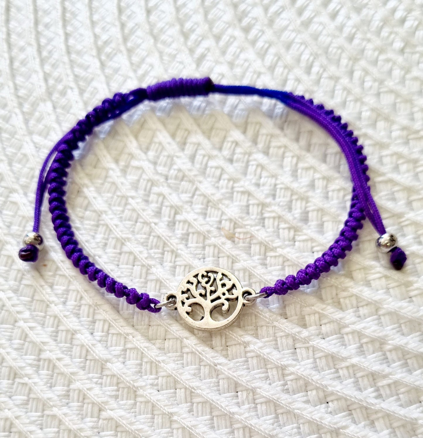 Pulsera de macramé redondo ajustable y árbol de la vida de acero.