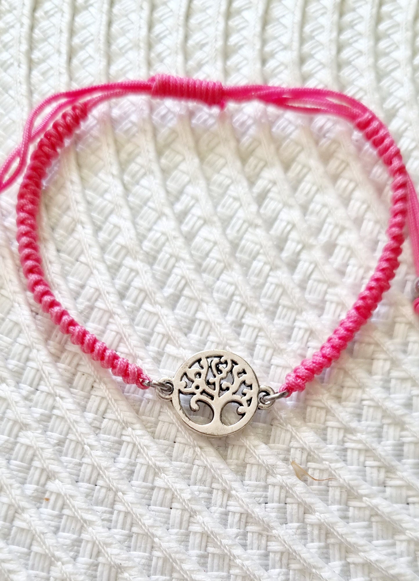 Pulsera de macramé redondo ajustable y árbol de la vida de acero.