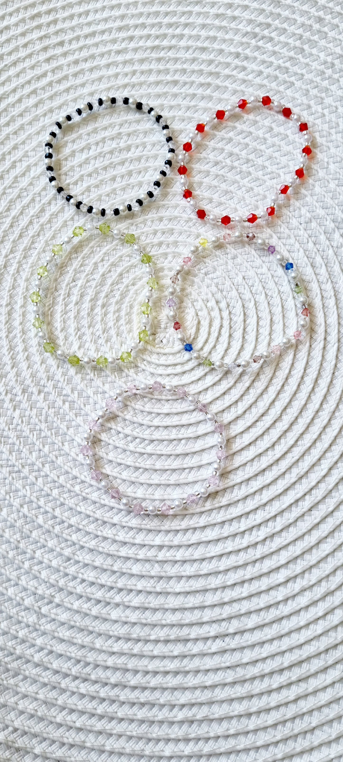 Pulseras elásticas realizadas con cristales de Swarovski y mini bolas de rocalla tipo perla.