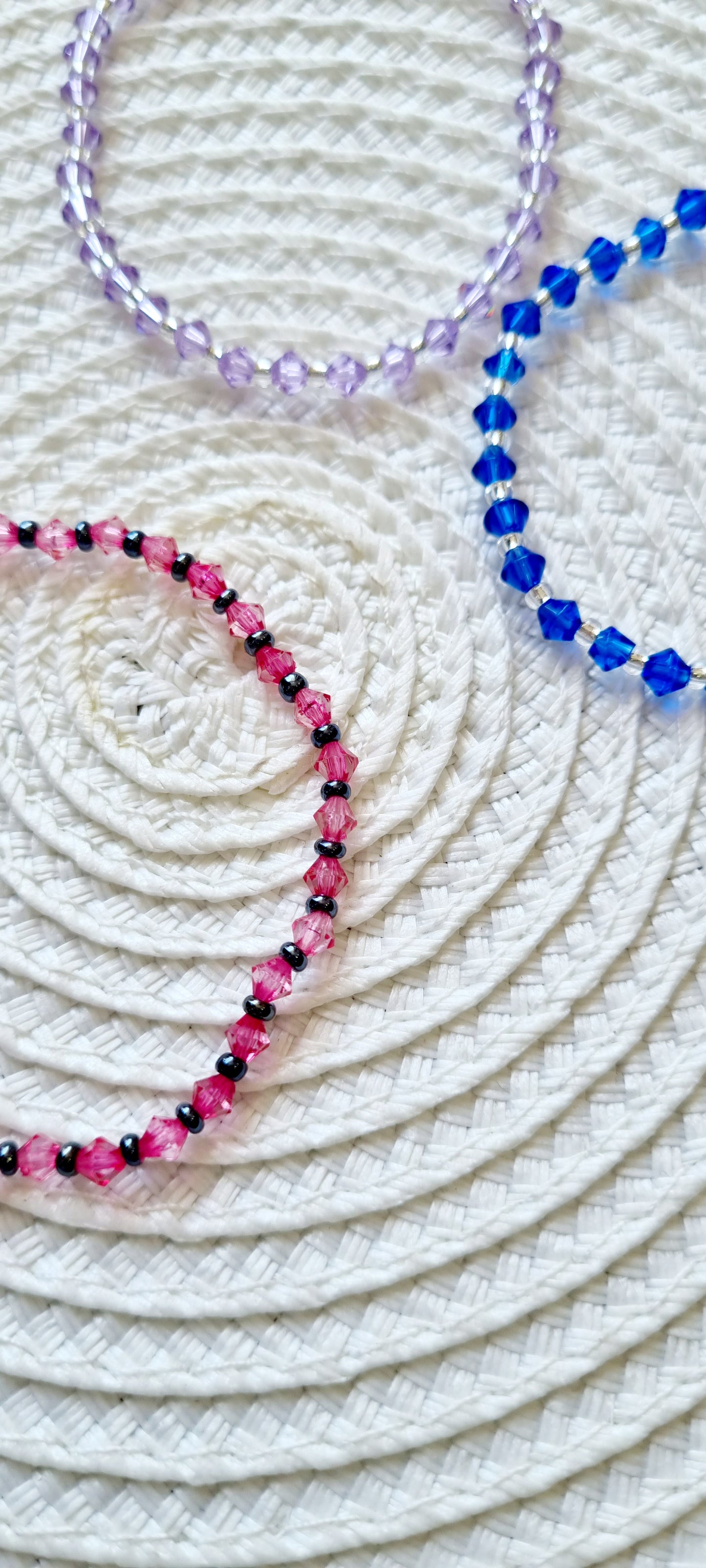 Pulseras elásticas realizadas con cristales de Swarovski y mini bolas de rocalla tipo perla.