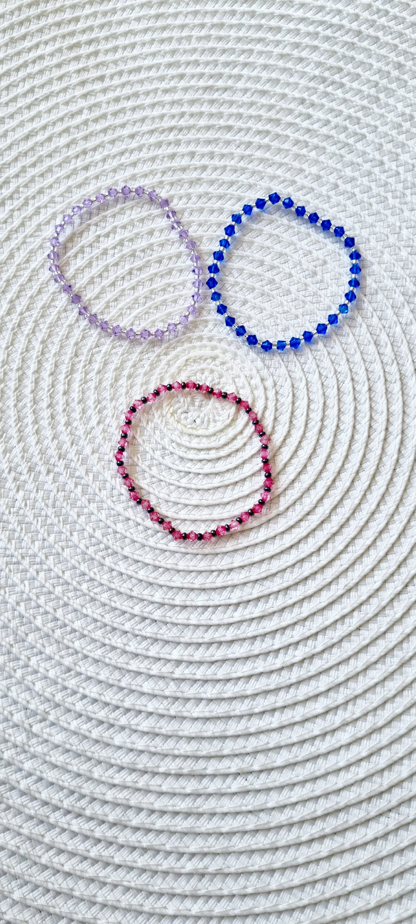 Pulseras elásticas realizadas con cristales de Swarovski y mini bolas de rocalla tipo perla.