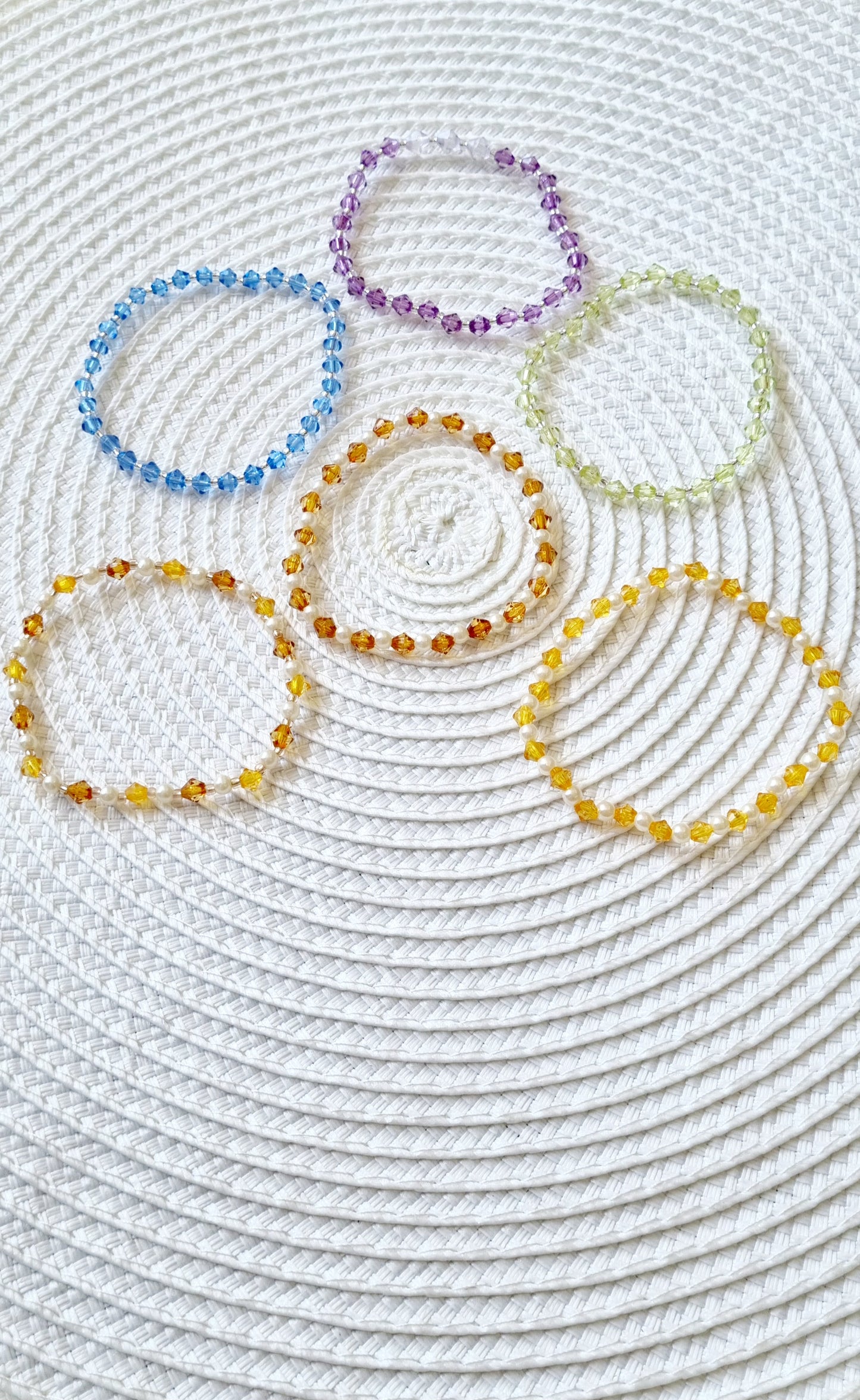 Pulseras elásticas realizadas con cristales de Swarovski y mini bolas de rocalla tipo perla.