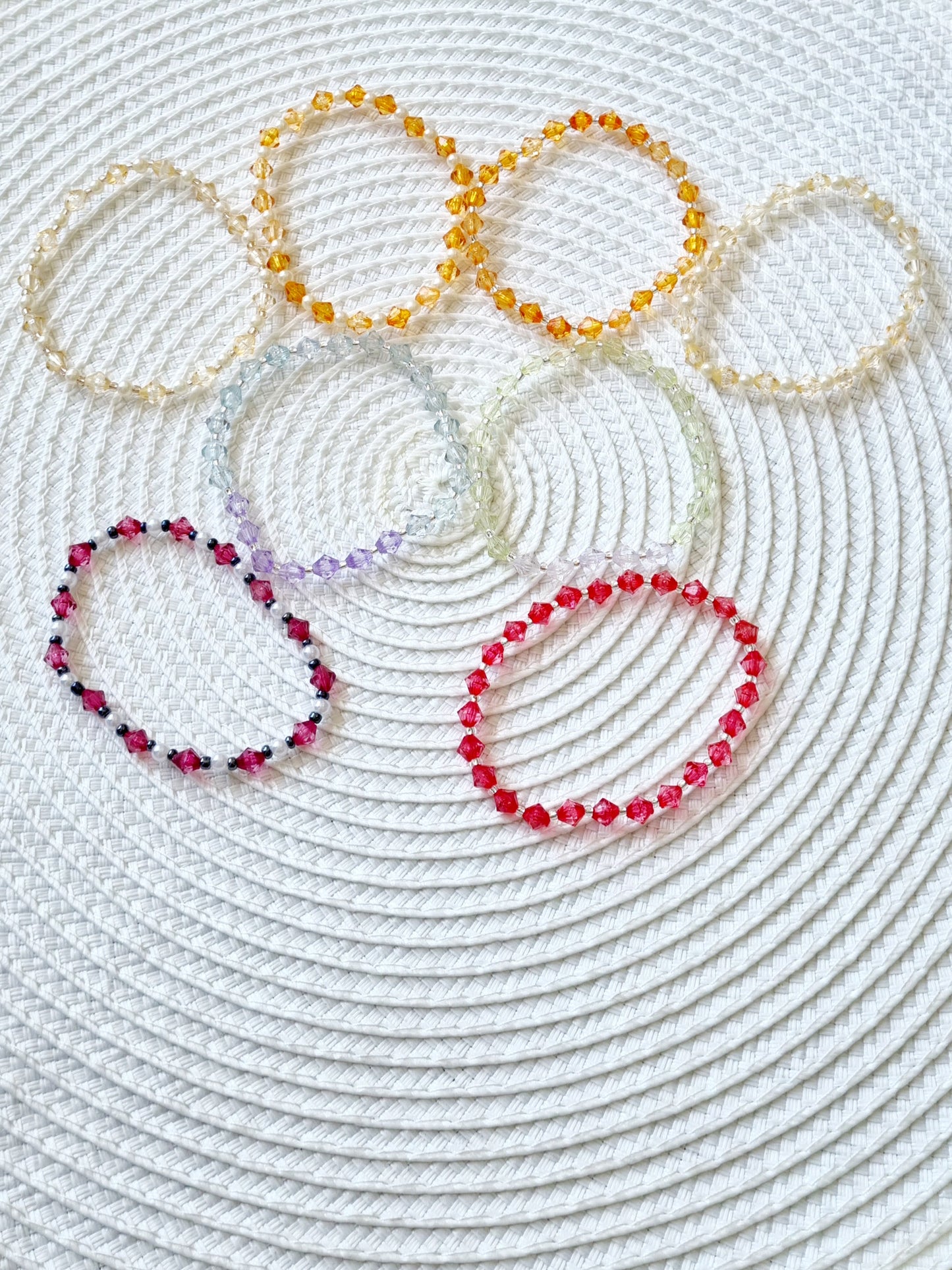 Pulseras elásticas realizadas con cristales de Swarovski y mini bolas de rocalla tipo perla.