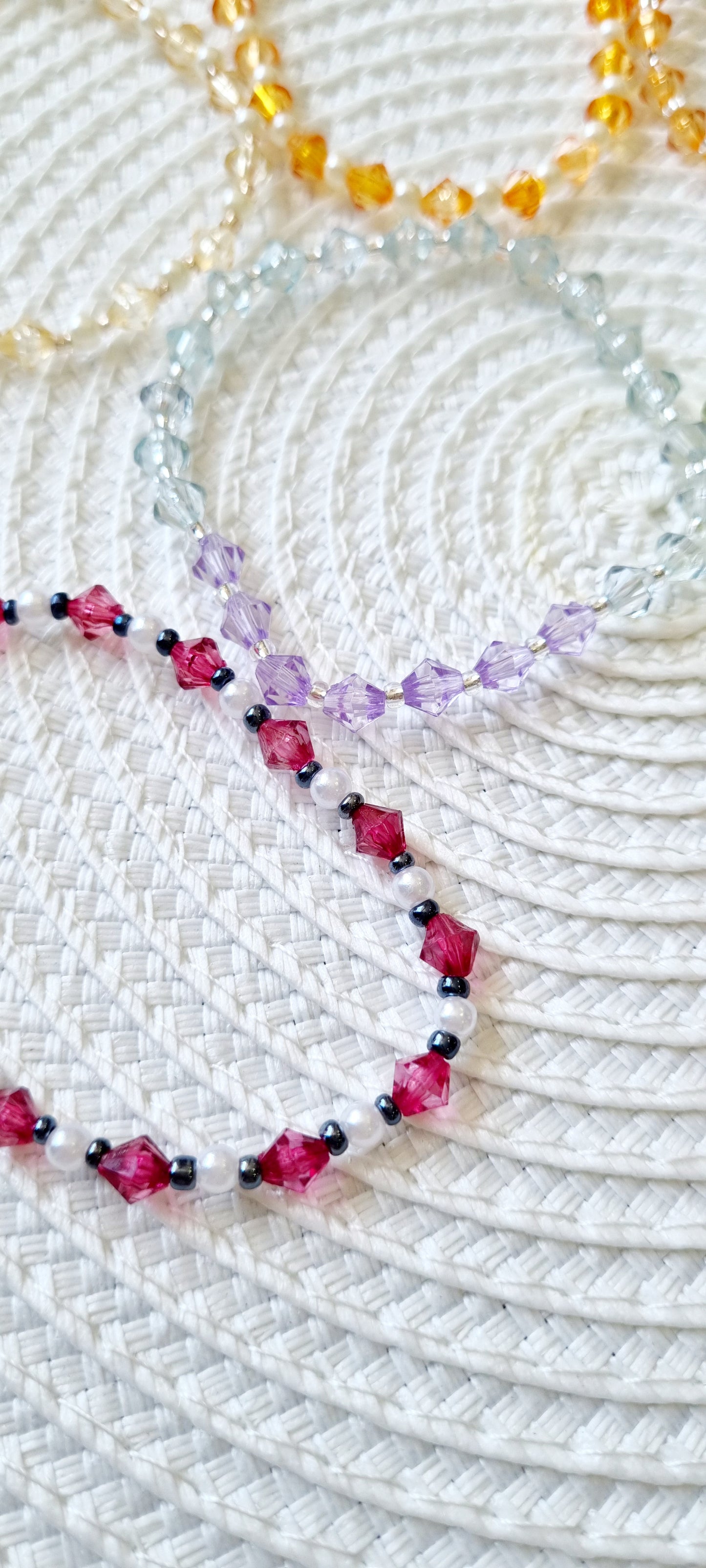 Pulseras elásticas realizadas con cristales de Swarovski y mini bolas de rocalla tipo perla.