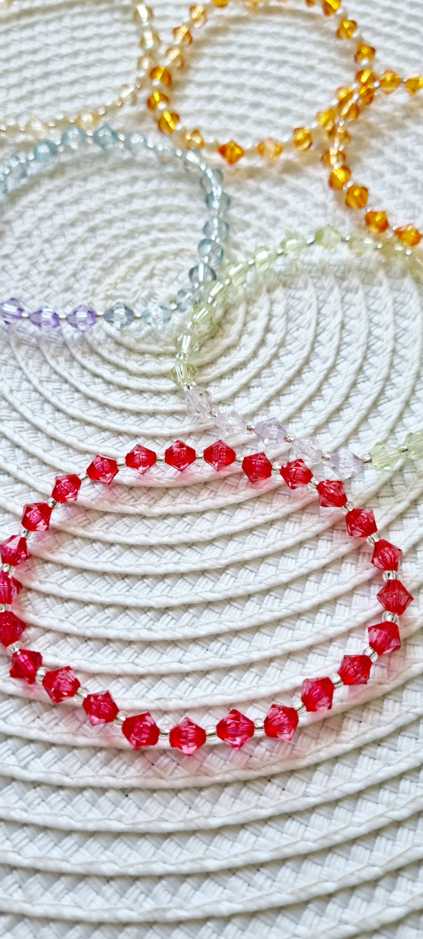 Pulseras elásticas realizadas con cristales de Swarovski y mini bolas de rocalla tipo perla.