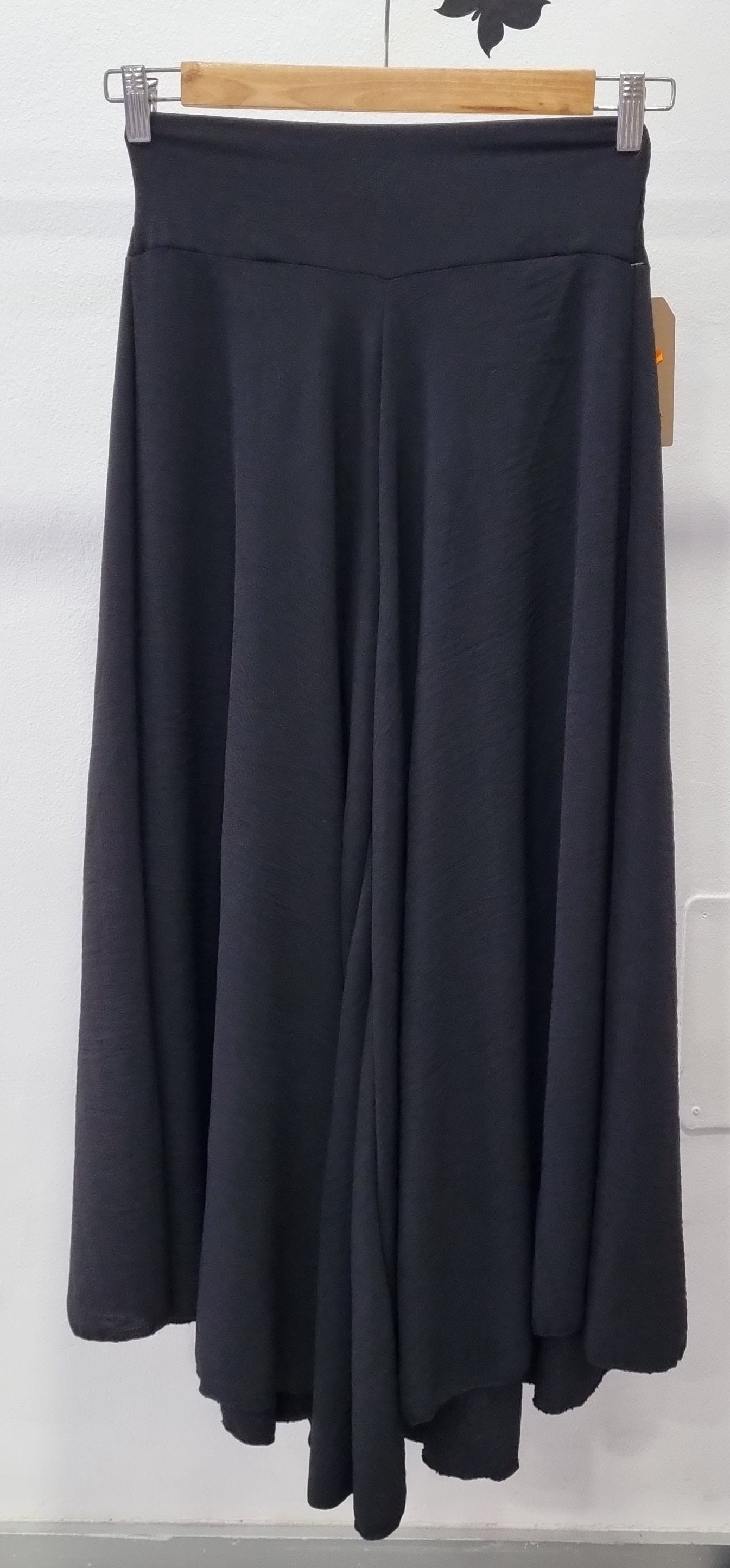 DESCRIPCIÓN Pantalón palazzo tobillero de tejido muy fluido, con cintura ancha tipo fajin engomada por atrás. Materiales 50% poliéster 45% viscosa. 5% elastán.