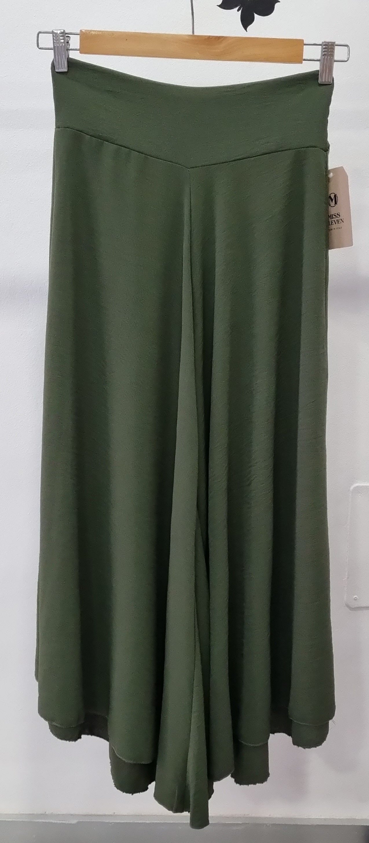 DESCRIPCIÓN Pantalón palazzo tobillero de tejido muy fluido, con cintura ancha tipo fajin engomada por atrás. Materiales 50% poliéster 45% viscosa. 5% elastán.