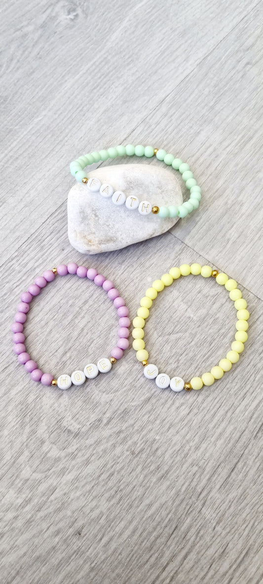 Pulsera elástica totalmente personalizable.  Elije color de las bolas, si prefieres las letras en dorado o en plateado, cuéntame cuál es tu palabra favorita, dime la medida que necesitas y en menos de una semana tendrás tu pulsera en casa.