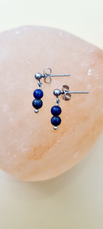 Pendientes de acero con mini bolas de piedra natural o cristal facetado y cierre de mariposa.