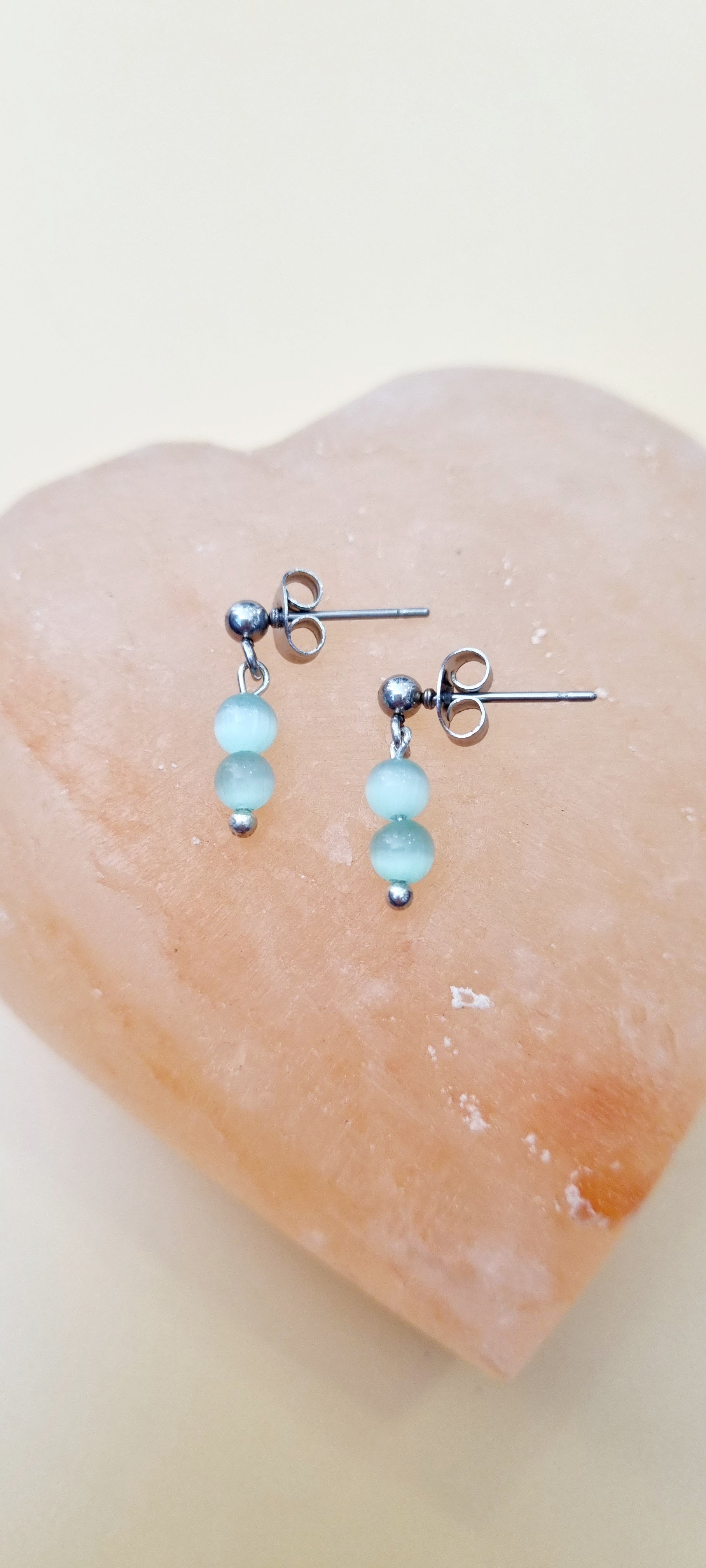 Pendientes de acero con mini bolas de piedra natural o cristal facetado y cierre de mariposa.