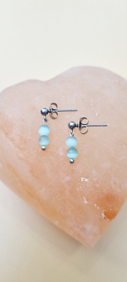 Pendientes de acero con mini bolas de piedra natural o cristal facetado y cierre de mariposa.