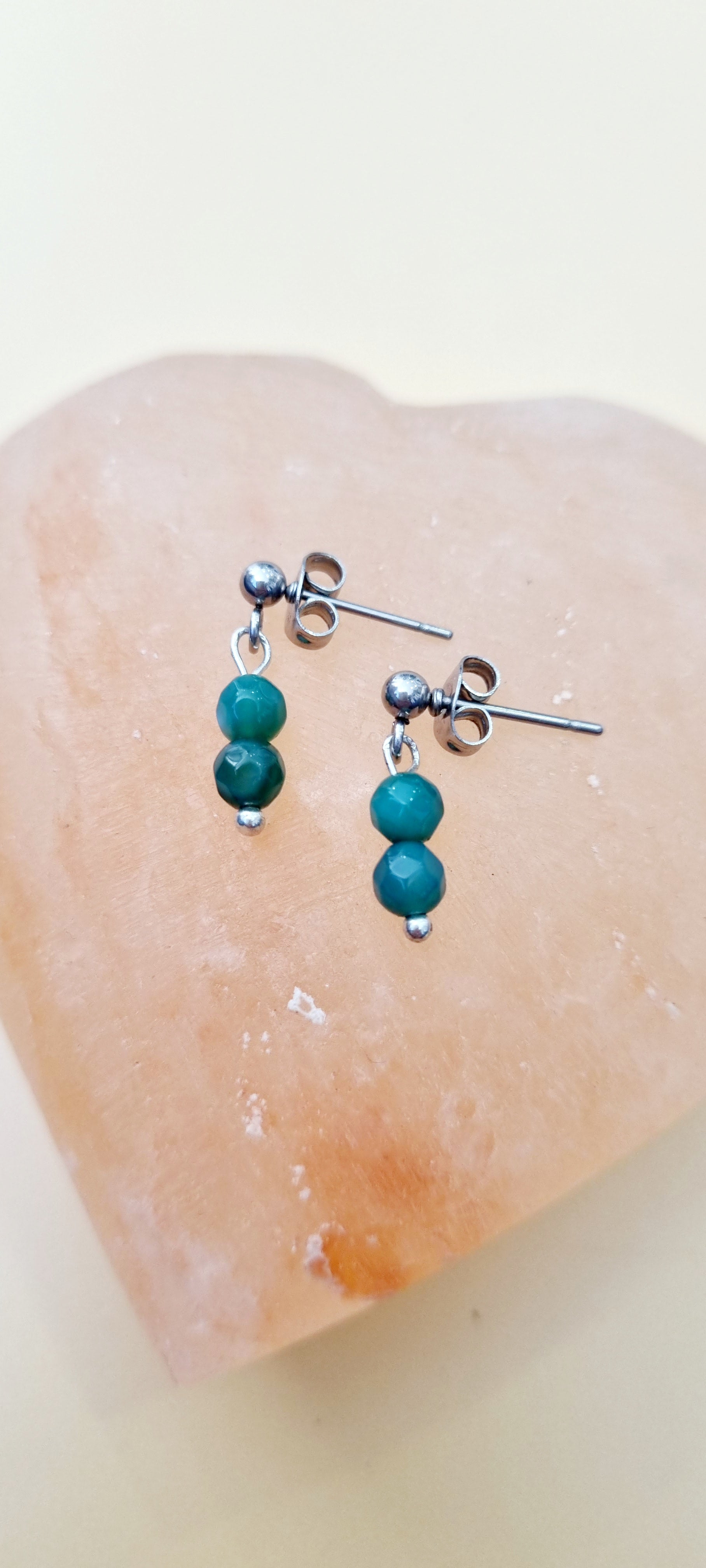 Pendientes de acero con mini bolas de piedra natural o cristal facetado y cierre de mariposa.