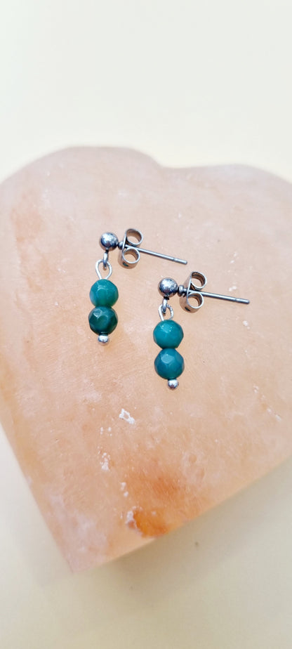 Pendientes de acero con mini bolas de piedra natural o cristal facetado y cierre de mariposa.