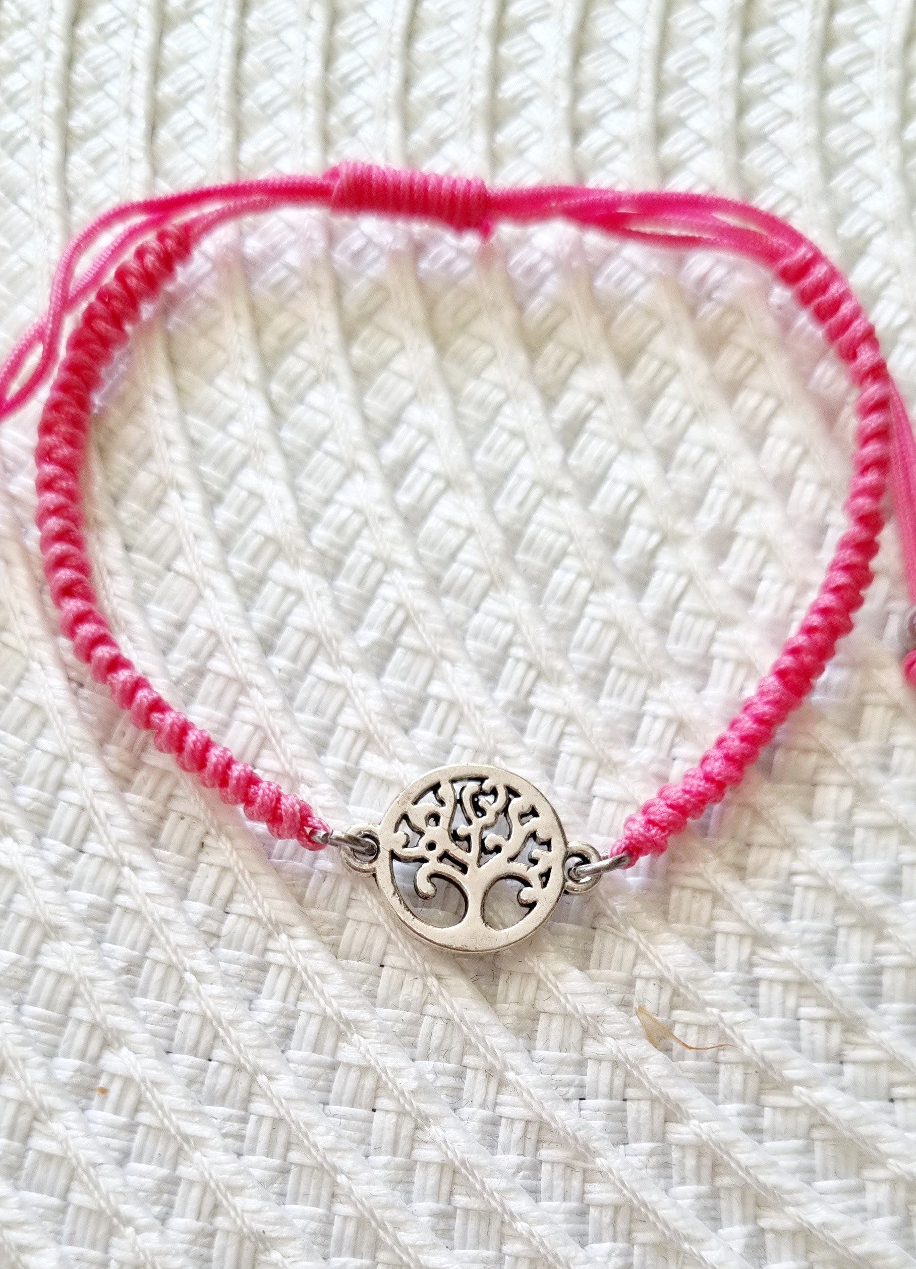 Pulsera de macramé redondo ajustable y árbol de la vida de acero.
