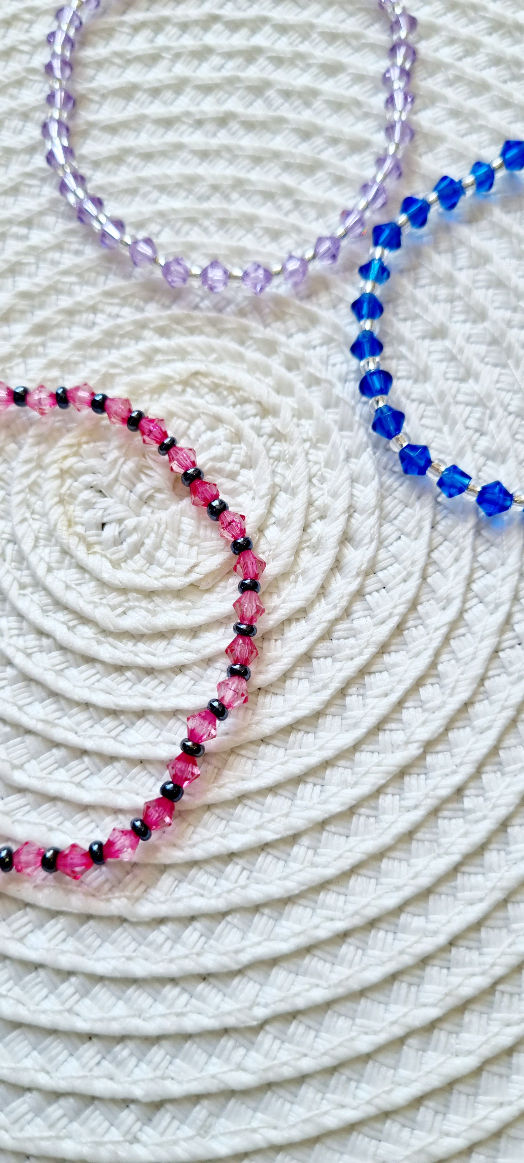 Pulseras elásticas realizadas con cristales de Swarovski y mini bolas de rocalla tipo perla.